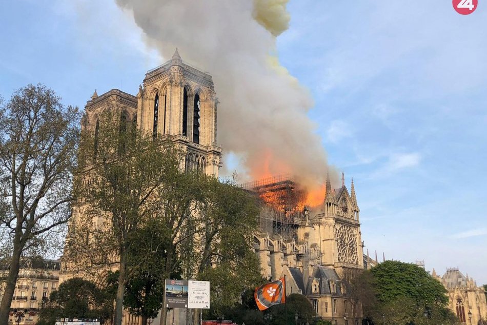 Katedrálu Notre-Dame pohltili plamene