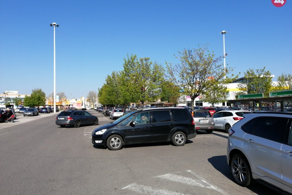 Prednosť sprava: Viete, ako správne jazdiť na parkoviskách obchodných centier?