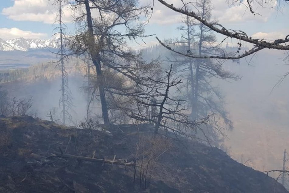 FOTO z požiaru v Kravanoch: Hasiči bojujú s ohňom v ťažkom teréne