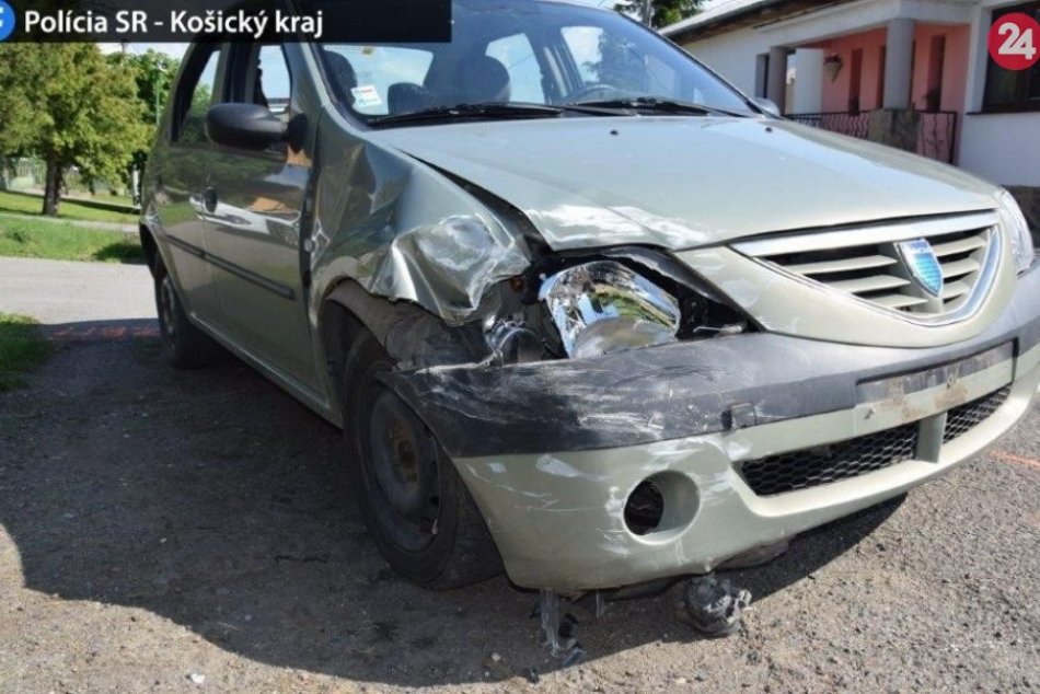 FOTO: Osobné auto narazilo do odstaveného obytného karavanu