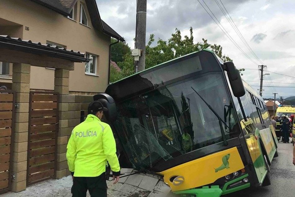 FOTO: Nehoda autobusu v mestkej časti Zádubnie