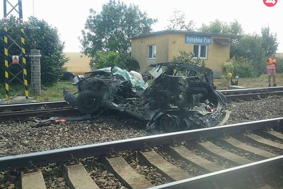 FOTO: Zrážka vlaku s atuom dopadla tragicky