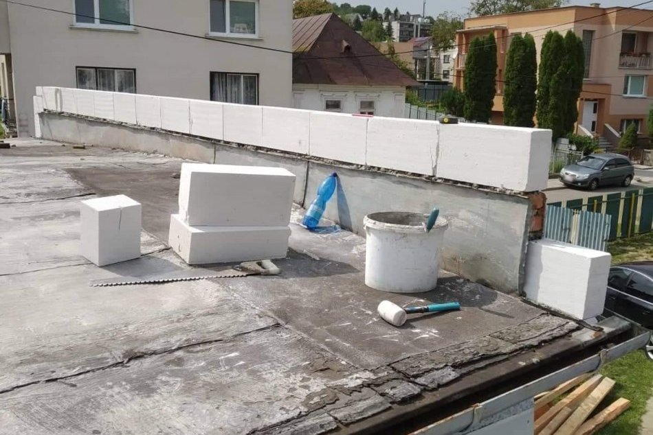 V OBRAZOCH: Opravuje sa strecha škôlky na Kudlovskej ulici