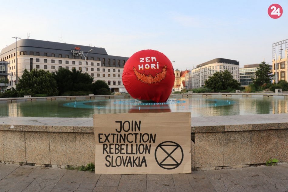 Aktivisti usporiadali v Bratislave akciu "Zem horí"