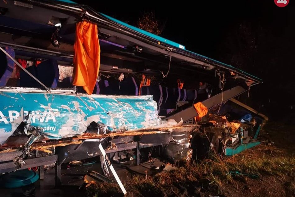 Havarovaný autobus je na kolesách: Pri nehode pomáhali aj vodiči s autolekárničk