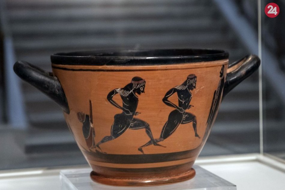 Antickú čašu venovanú prvému víťazovi maratónu vrátili Grécku