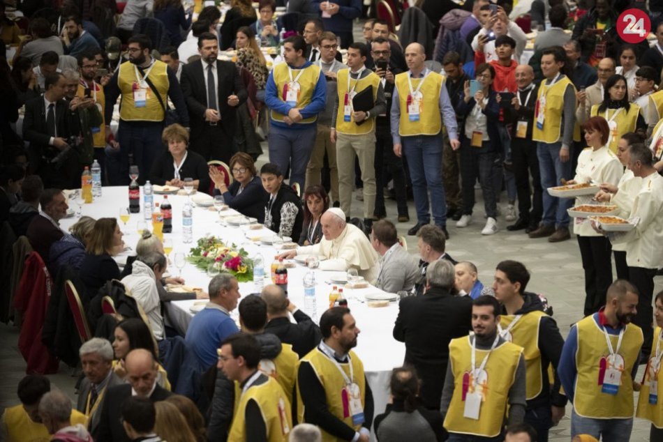 Pápež František počas obeda s chudobnými