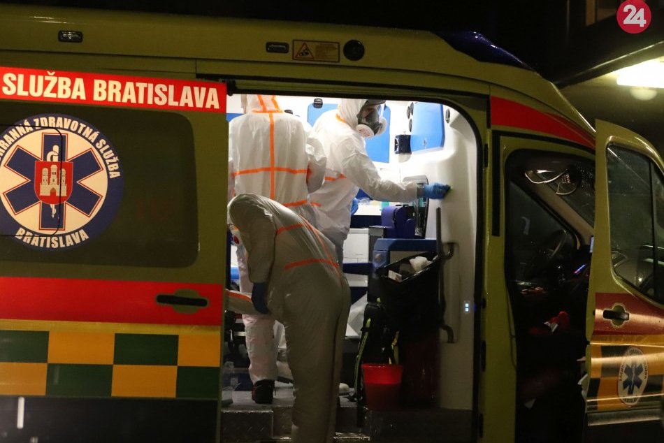 V OBRAZOCH: Slováci putovali do karantény v bystrickej nemocnici