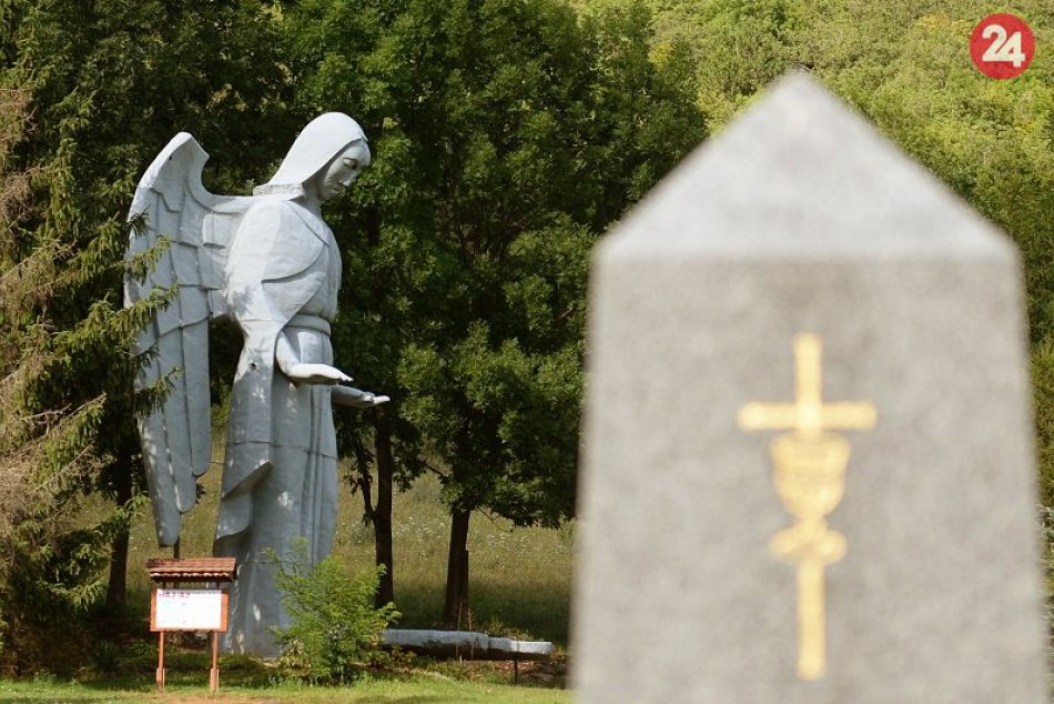Filmová rekvizita socha anjela na cintoríne v obci Háj