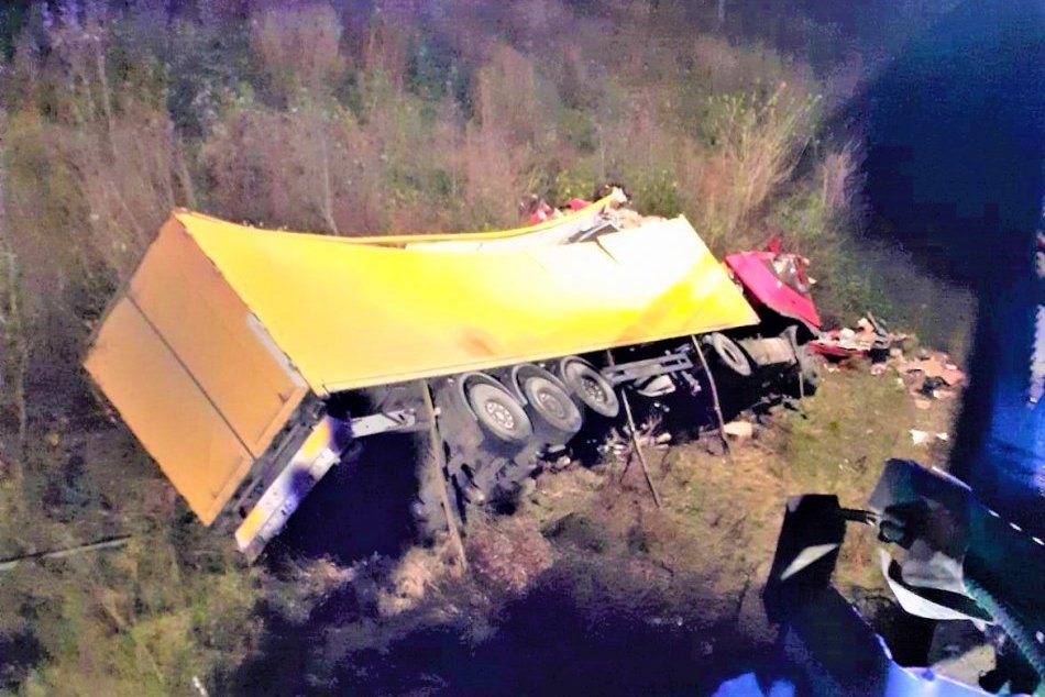 OBRAZOM: Vodič pád kamióna vo Svidníku neprežil