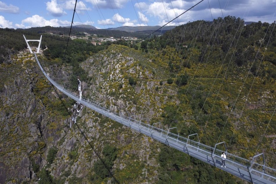 V Portugalsku otvorili otvorili najdlhší visutý most pre peších na svete