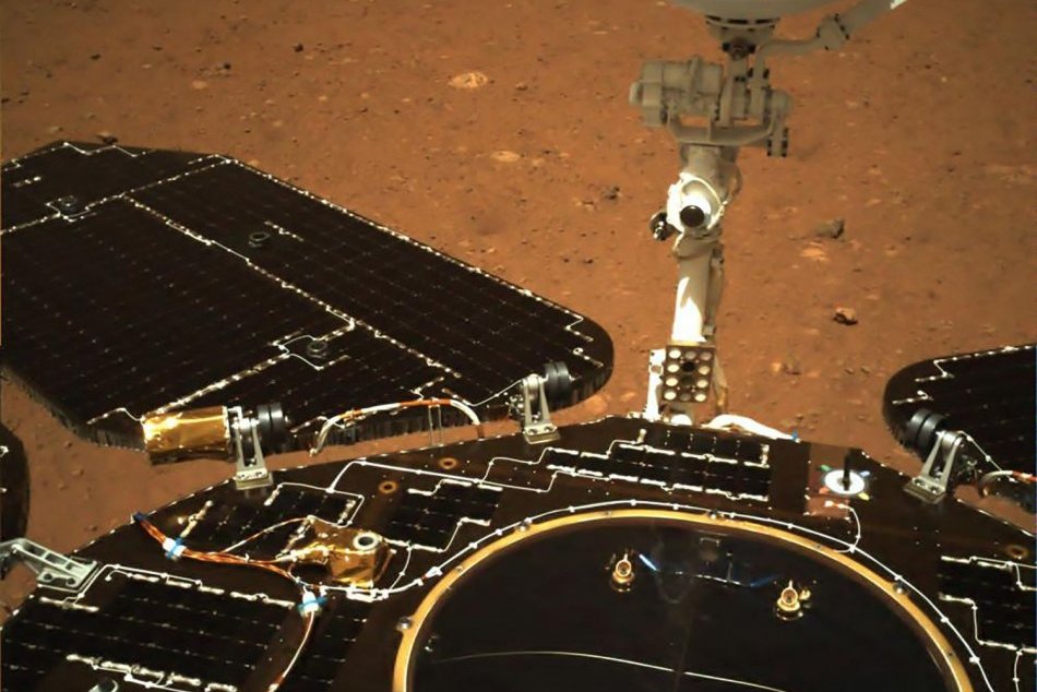 Čínsky rover poslal na Zem prvé fotografie z Marsu