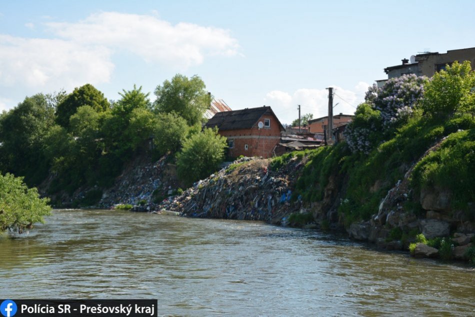 350 ton odpadu nad riekou Poprad: Policajti začali trestné stíhanie