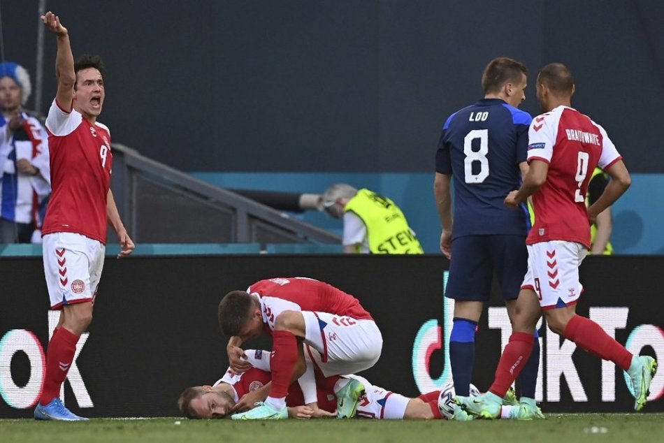 FOTO: Eriksena oživovali, zápas Dánsko - Fínsko prerušili