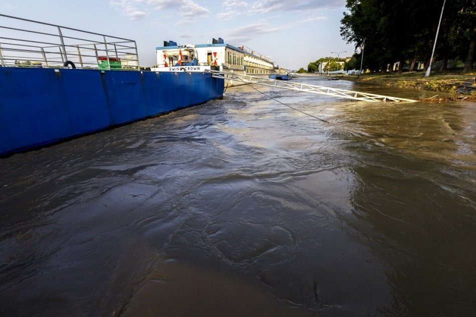 Hladina Dunaja a Moravy nebezpečne stúpa