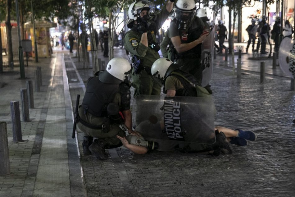 V Aténach došlo k potýčkam odporcov očkovania s políciou