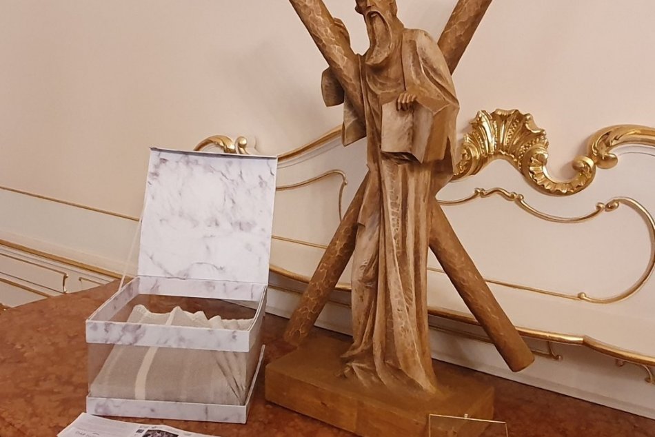 FOTO: Niektoré z darov pre pápeža Františka