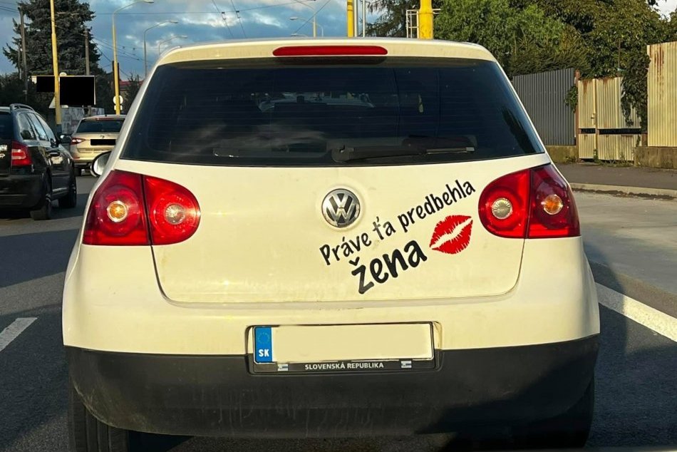 Objektívom: Vtipný odkaz na ceste v Prešove, takto vodička rozosmieva šoférov