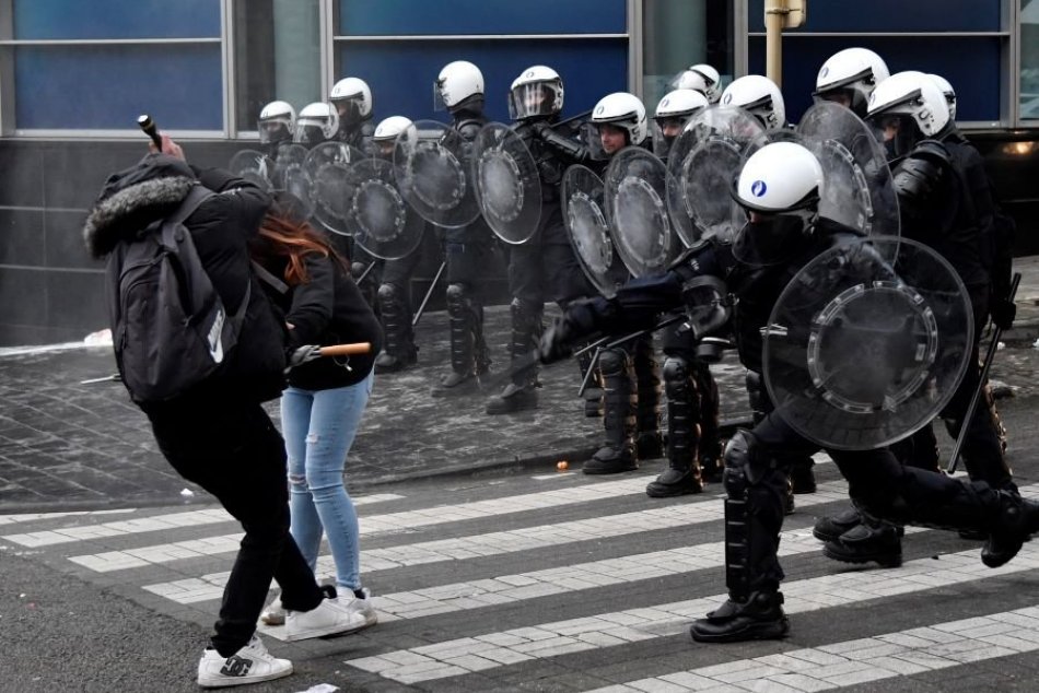 FOTO: Protest policajtov ukončila polícia v Bruseli tvrdým zásahom