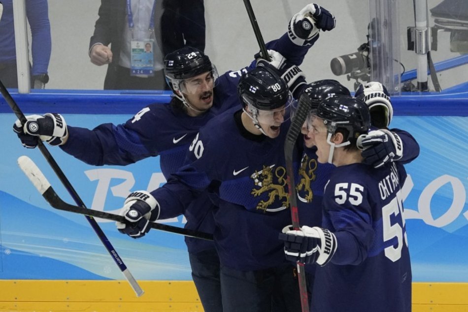 Fínski hokejisti sa tešia zo zisku zlata po víťazstve nad tímom Ruska